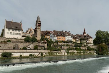 Bremgarten, Canton Aargau, İsviçre, 3 Eylül 2023 Güneşli bir günde Reuss nehri boyunca güzel bir manzara