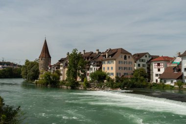 Bremgarten, Canton Aargau, İsviçre, 3 Eylül 2023 Güneşli bir günde Reuss nehri boyunca güzel bir manzara