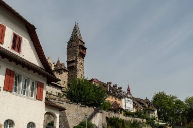 Bremgarten, Canton Aargau, İsviçre, 3 Eylül 2023 Tarihi Muri Amthof şehir merkezinde tipik kulesi ile