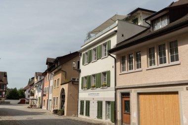Bremgarten, Canton Aargau, İsviçre, 3 Eylül 2023 Güzel tarihi ve geleneksel mimarisi güneşli bir günde