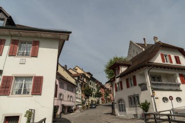 Bremgarten, Canton Aargau, İsviçre, 3 Eylül 2023 Güzel tarihi ve geleneksel mimarisi güneşli bir günde
