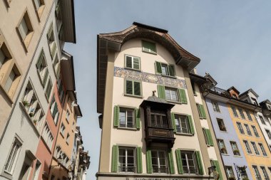 Bremgarten, Canton Aargau, İsviçre, 3 Eylül 2023 Güzel tarihi ve geleneksel mimarisi güneşli bir günde