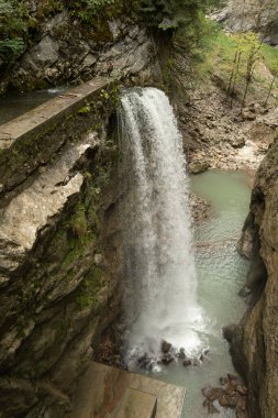 Dornbirn, Avusturya, 14 Eylül 2023 Rappenloch Kanyonu 'nda güzel bir yürüyüş yolu boyunca harika bir şelale.