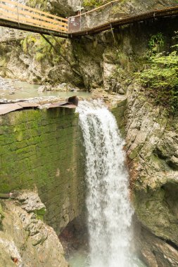 Dornbirn, Avusturya, 14 Eylül 2023 Rappenloch Kanyonu 'nda güzel bir yürüyüş yolu boyunca harika bir şelale.