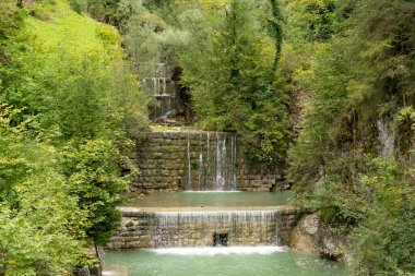 Dornbirn, Avusturya, 14 Eylül 2023 Rappenloch Kanyonu 'nda güzel bir yürüyüş yolu boyunca harika bir şelale.