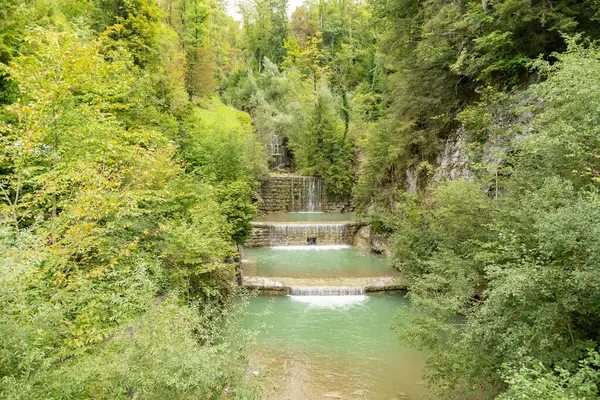 Dornbirn, Avusturya, 14 Eylül 2023 Rappenloch Kanyonu 'nda güzel bir yürüyüş yolu boyunca harika bir şelale.