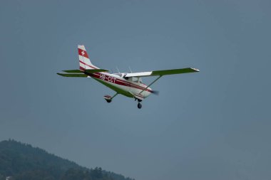 Altenrhein Havalimanı, Saint Gallen, İsviçre, 12 Eylül 2023 HB-CCT Cessna F172N Skyhawk 'ın 28. piste son yaklaşımını gerçekleştiriyor.