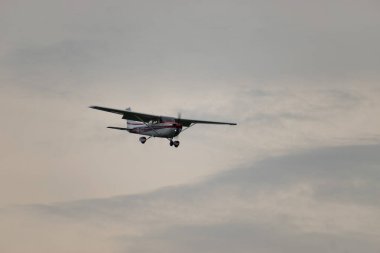 Altenrhein Havalimanı, Saint Gallen, İsviçre, 12 Eylül 2023 HB-CCT Cessna F172N Skyhawk 'ın 28. piste son yaklaşımını gerçekleştiriyor.