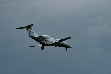 Altenrhein Havaalanı, Saint Gallen, İsviçre, 12 Eylül 2023 OE-FAF Cessna 525A CJ2 uçağı 28 nolu piste iniyor.