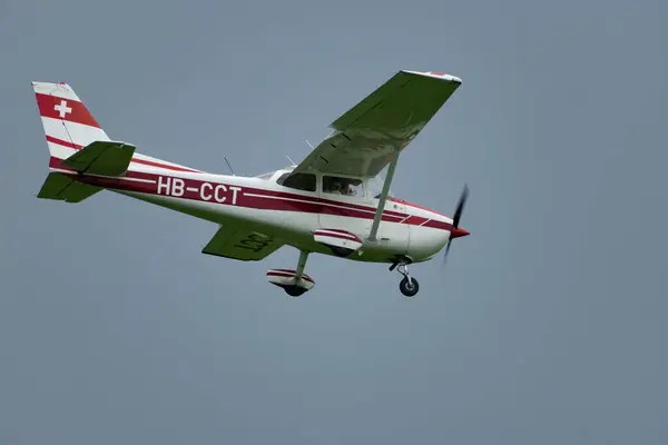 Altenrhein Havalimanı, Saint Gallen, İsviçre, 12 Eylül 2023 HB-CCT Cessna F172N Skyhawk 'ın 28. piste son yaklaşımını gerçekleştiriyor.