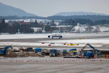 Zürih, İsviçre, 6 Aralık 2023 N-676UA Birleşik Havayolları Boeing 767-32ER uçağı 16 numaralı pistten kalkıyor.