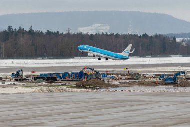 Zürih, İsviçre, 6 Aralık 2023 PH-BXP KLM Hollanda Kraliyet Havayolları Boeing 737-9K2 uçağı kalkıyor.