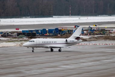 Zürih, İsviçre, 6 Aralık 2023 CS-DLD Dessault Falcon 2000EX uçağı kış mevsiminde konumuna doğru ilerliyor.