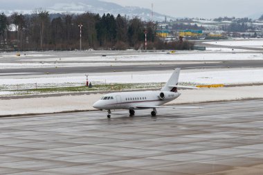 Zürih, İsviçre, 6 Aralık 2023 CS-DLD Dessault Falcon 2000EX uçağı kış mevsiminde konumuna doğru ilerliyor.