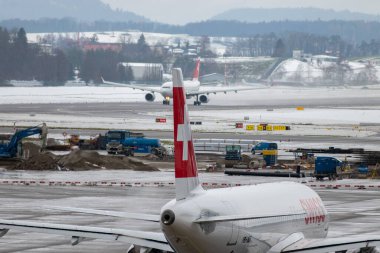 Zürih, İsviçre, 6 Aralık 2023 HB-JDF İsviçreli uluslararası havayolları Airbus A320-271N Neo uçağı kış mevsiminde apron üzerinde taksicilik yapıyor.