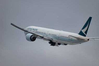 Zürih, İsviçre, 6 Aralık 2023 B-KPI Cathay Pasifik Boeing 777-367ER uçağı kışın 16. pistten kalkıyor.