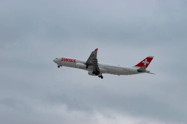 Zürih, İsviçre, 6 Aralık 2023 HB-JHN İsviçreli uluslararası havayolları Airbus A330-343 uçağı 16 numaralı pistten kalkıyor.