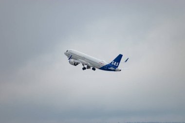 Zürih, İsviçre, 6 Aralık 2023 SE-ROJ SAS Scandinavian Airbus 320-251N uçağı kalkıyor.