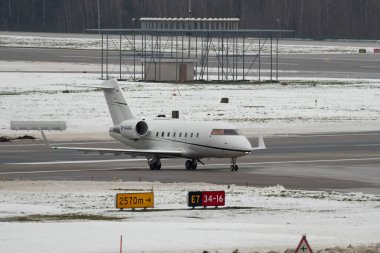 Zürih, İsviçre, 6 Aralık 2023 D-AAAX bombardıman uçağı 604 kış mevkiinde kalkış konumuna geçiyor.