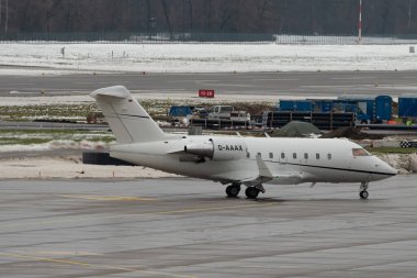 Zürih, İsviçre, 6 Aralık 2023 D-AAAX bombardıman uçağı 604 kış mevkiinde kalkış konumuna geçiyor.