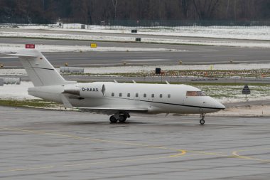 Zürih, İsviçre, 6 Aralık 2023 D-AAAX bombardıman uçağı 604 kış mevkiinde kalkış konumuna geçiyor.