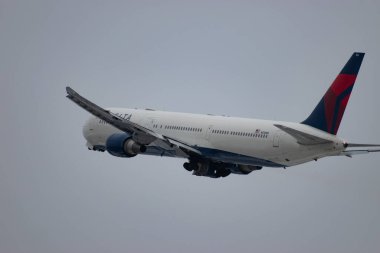 Zürih, İsviçre, 6 Aralık 2023 N-838MH Delta Havayolları Boeing 767-432ER uçağı kış mevsiminde 16. pistten kalkıyor.