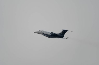 Zürih, İsviçre, 6 Aralık 2023 D-CAKE Embraer Fenomen 28. pistten kalkan 300 uçak