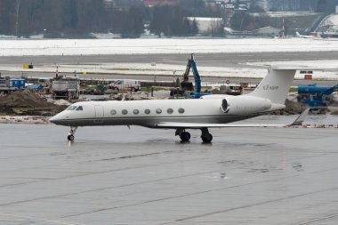 Zürih, İsviçre, 6 Aralık 2023 EJ-KGRP Gulfstream G550 uçakları kış mevsiminde önlük üzerinde taksicilik yapıyor.