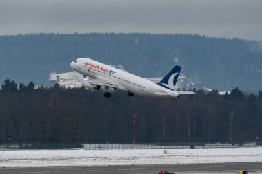 Zürih, İsviçre, 6 Aralık 2023 YL-LDJ Anadolu Airbus A320-232 uçak kalkıyor.