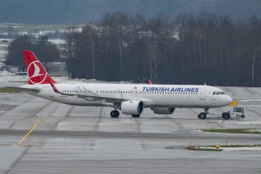 Zürih, İsviçre, 6 Aralık 2023 TC-LSY Türk Hava Yolları Airbus A321-271NX Neo uçağı apron üzerinde taksicilik yapıyor