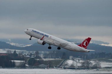 Zürih, İsviçre, 6 Aralık 2023 TC-LSY Türk Hava Yolları Airbus A321-271-NX Neo uçağı kış mevsiminde 28 numaralı pistten kalkıyor.