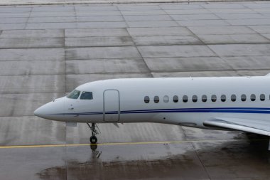 Zürih, İsviçre, 6 Aralık 2023 HB-JIM Dessault Falcon 8X uçakları önlüğe yanaşıyor.