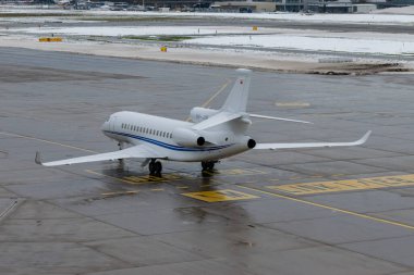 Zürih, İsviçre, 6 Aralık 2023 HB-JIM Dessault Falcon 8X uçakları önlüğe yanaşıyor.
