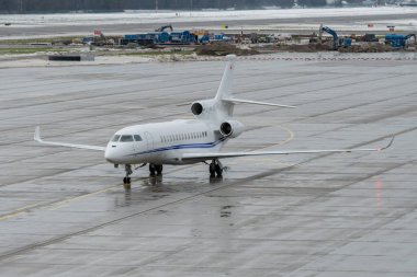 Zürih, İsviçre, 6 Aralık 2023 HB-JIM Dessault Falcon 8X uçakları önlüğe yanaşıyor.