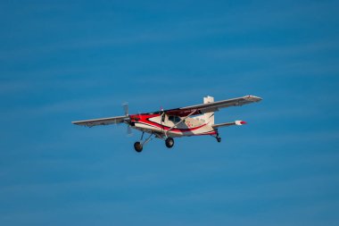 Altenrhein Havalimanı, Saint Gallen, İsviçre, 7 Aralık 2023 HB-FKH Pilatus PC-6 / B2-H4 Turbo Porter pervane uçağı 28 nolu piste iniyor.