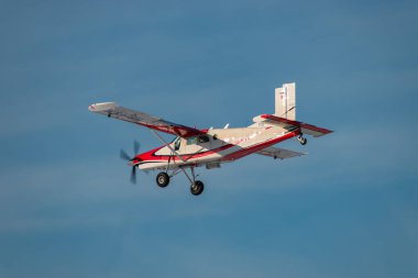 Altenrhein Havalimanı, Saint Gallen, İsviçre, 7 Aralık 2023 HB-FKH Pilatus PC-6 / B2-H4 Turbo Porter pervane uçağı 28 nolu piste iniyor.