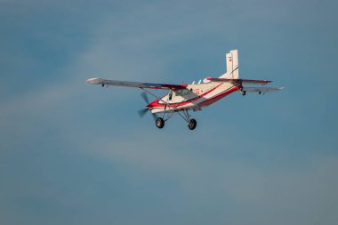 Altenrhein Havalimanı, Saint Gallen, İsviçre, 7 Aralık 2023 HB-FKH Pilatus PC-6 / B2-H4 Turbo Porter pervane uçağı 28 nolu piste iniyor.