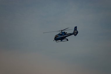 Altenrhein Havaalanı, Saint Gallen, İsviçre, 7 Aralık 2023 HB-ZLT Helicopter H130 gökyüzünde