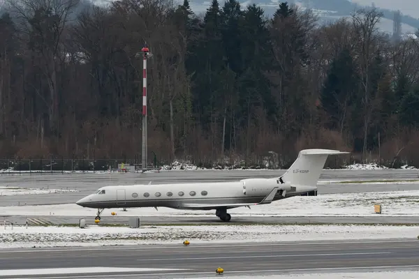 Zürih, İsviçre, 6 Aralık 2023 EJ-KGRP Gulfstream G550 uçakları kış mevsiminde önlük üzerinde taksicilik yapıyor.