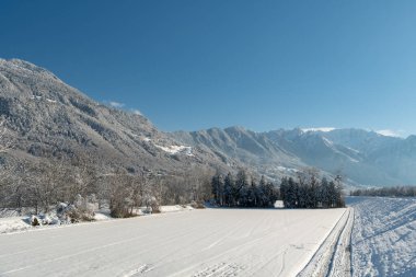 Vaduz, Lihtenştayn, 3 Aralık 2023 Güneşli bir günde açık mavi gökyüzü ile Ren Vadisi 'nde ilahi kış havası