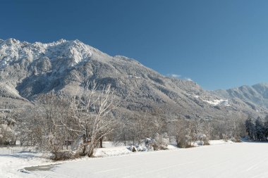 Vaduz, Lihtenştayn, 3 Aralık 2023 Güneşli bir günde açık mavi gökyüzü ile Ren Vadisi 'nde ilahi kış havası