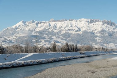 Vaduz, Lihtenştayn, 3 Aralık 2023 Ren nehrinde kış havası var.