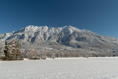 Vaduz, Lihtenştayn, 3 Aralık 2023 Güneşli bir günde açık mavi gökyüzü ile Ren Vadisi 'nde ilahi kış havası