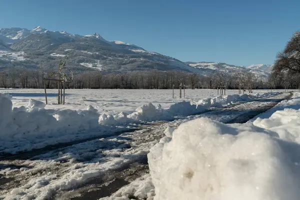 Vaduz, Lihtenştayn, 3 Aralık 2023 Güneşli bir günde açık mavi gökyüzü ile Ren Vadisi 'nde ilahi kış havası