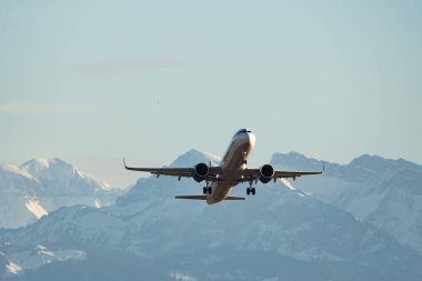 Zürih, İsviçre, 4 Ocak 2024 TC-LTS Anadolu Airbus A321-271NX Neo uçağı 32 nolu pistten kalkıyor.