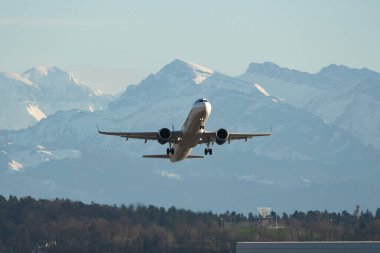 Zürih, İsviçre, 4 Ocak 2024 TC-LTS Anadolu Airbus A321-271NX Neo uçağı 32 nolu pistten kalkıyor.