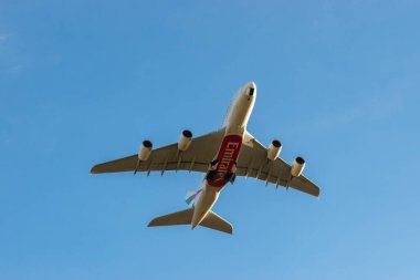 Zürih, İsviçre, 4 Ocak 2024 A6-EEK Emirlikleri Airbus A380-861 pistten kalkıyor.