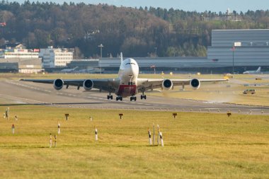 Zürih, İsviçre, 4 Ocak 2024 A6-EEK Emirlikleri Airbus A380-861 pistten kalkıyor.