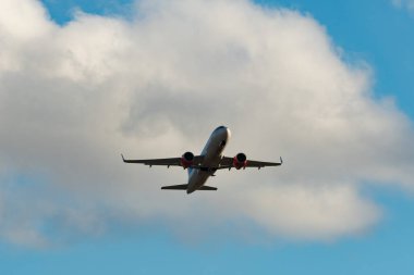 Zürih, İsviçre, 4 Ocak 2024 SE-ROG SAS Scandinavian Airlines Airbus A320-251N uçağı 32 numaralı pistten kalkıyor.