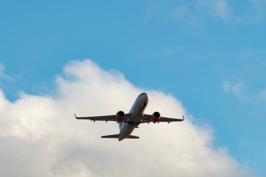 Zürih, İsviçre, 4 Ocak 2024 SE-ROG SAS Scandinavian Airlines Airbus A320-251N uçağı 32 numaralı pistten kalkıyor.
